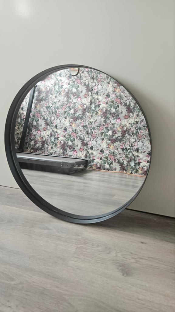 Spiegel met zwarte metalen rand, Huis en Inrichting, Woonaccessoires | Spiegels, Ophalen, Rond, Zo goed als nieuw, Minder dan 100 cm
