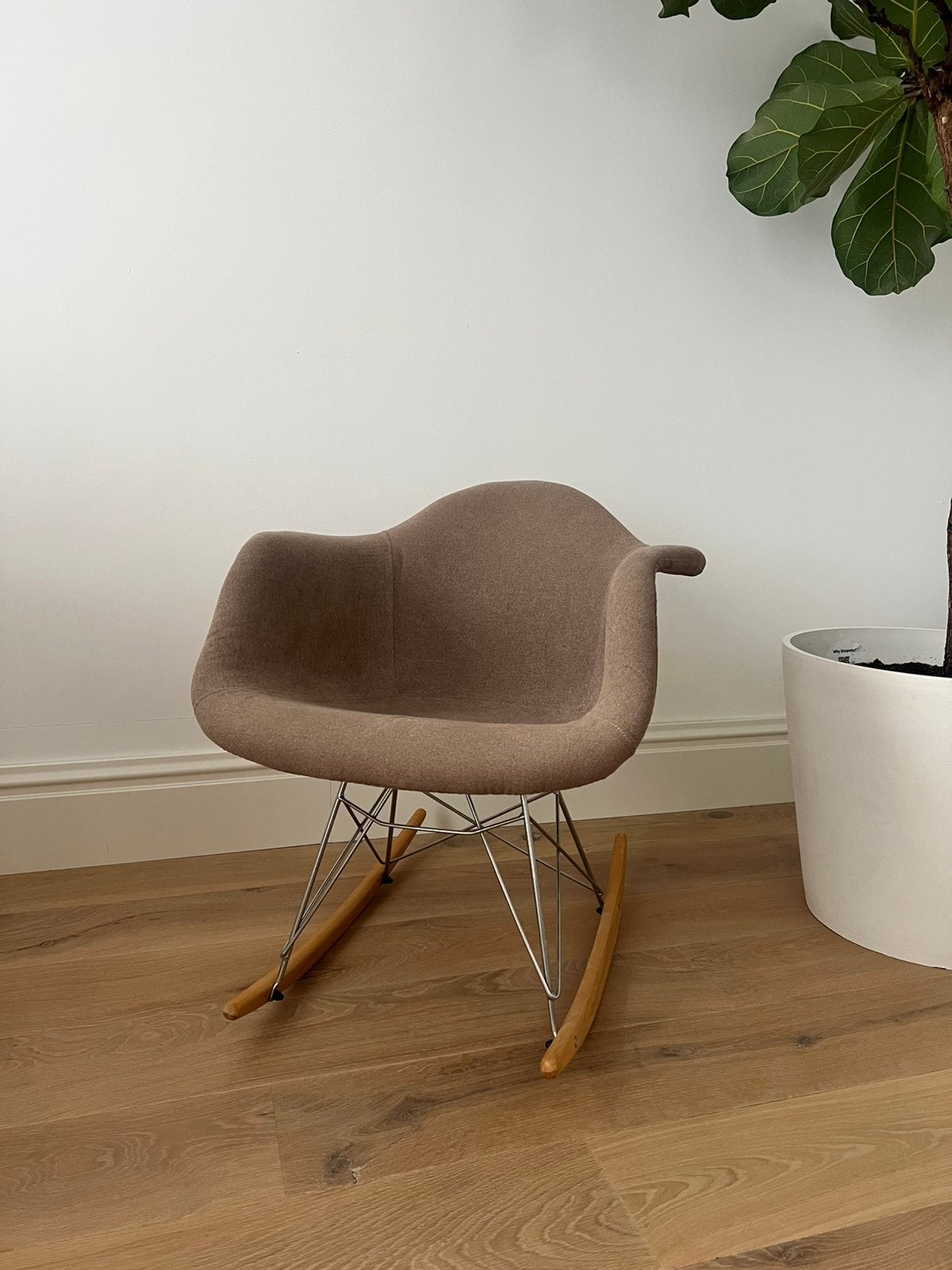 Prachtige Eames RAR Schommelstoel - Beige Stof (Replica), Huis en Inrichting, Ophalen, Zo goed als nieuw, Stof, 50 tot 75 cm