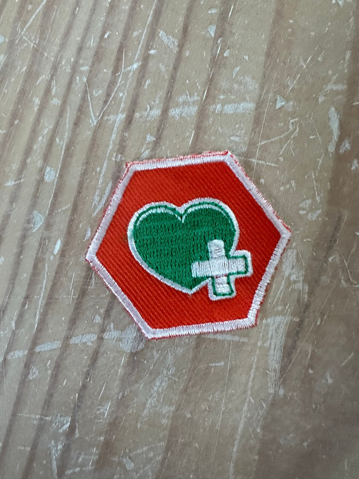 Scouting EHBO Insigne - Groen Hart met Wit Kruis, Verzamelen, Scouting, Ophalen of Verzenden, Zo goed als nieuw, Embleem, Speld of Insigne