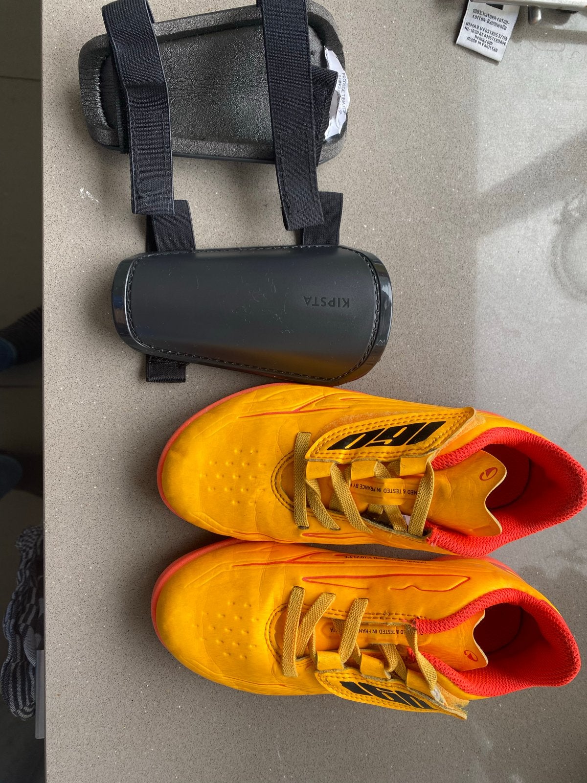 Voetbalschoenen maat 30 met ongebruikte scheenbeschermers, Maat XS of kleiner, Ophalen of Verzenden, Gebruikt, Set