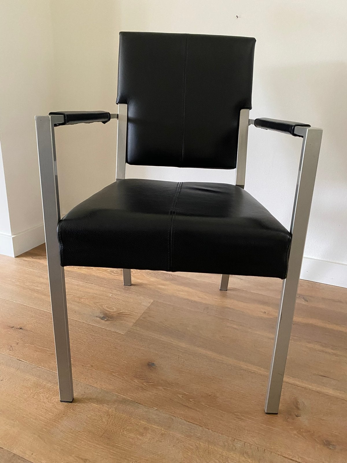 Zwarte leren eetkamerstoel met metalen frame, Huis en Inrichting, Ophalen, Gebruikt, Zwart, Leer