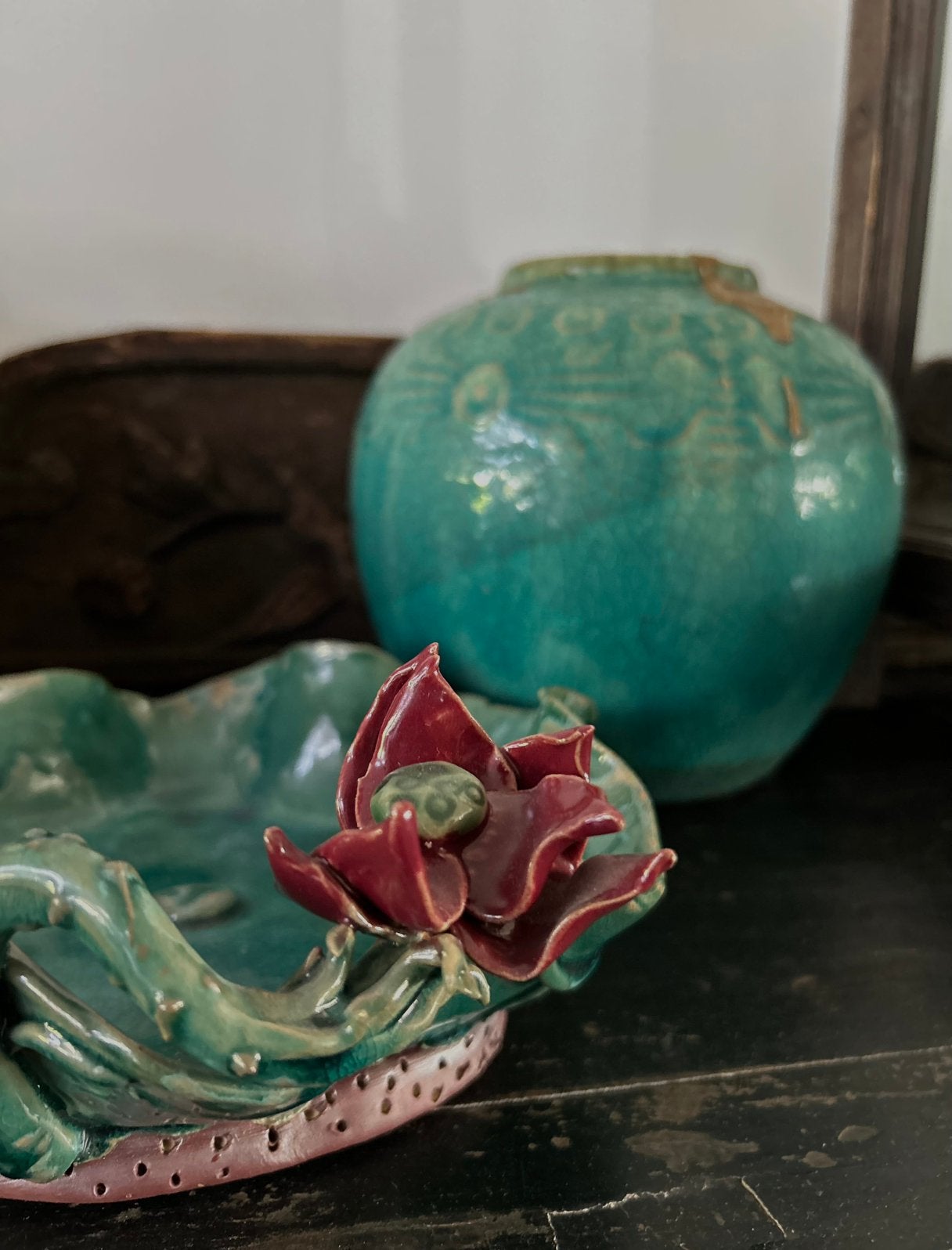 Lotusblad met bloem schaal aardewerk keramiek oosters china, Antiek en Kunst, Antiek | Keramiek en Aardewerk, Ophalen of Verzenden
