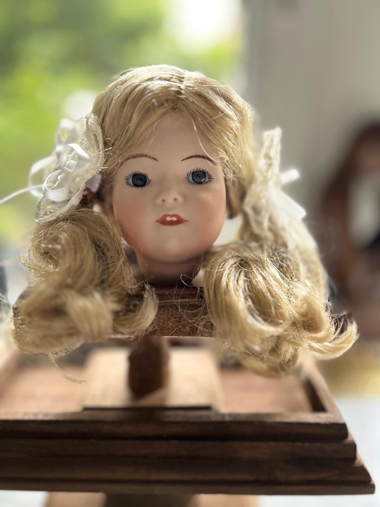 Porselein poppenhoofdje met twee staartjes en strikjes, Verzamelen, Poppen, Ophalen of Verzenden, Zo goed als nieuw, X, Pop