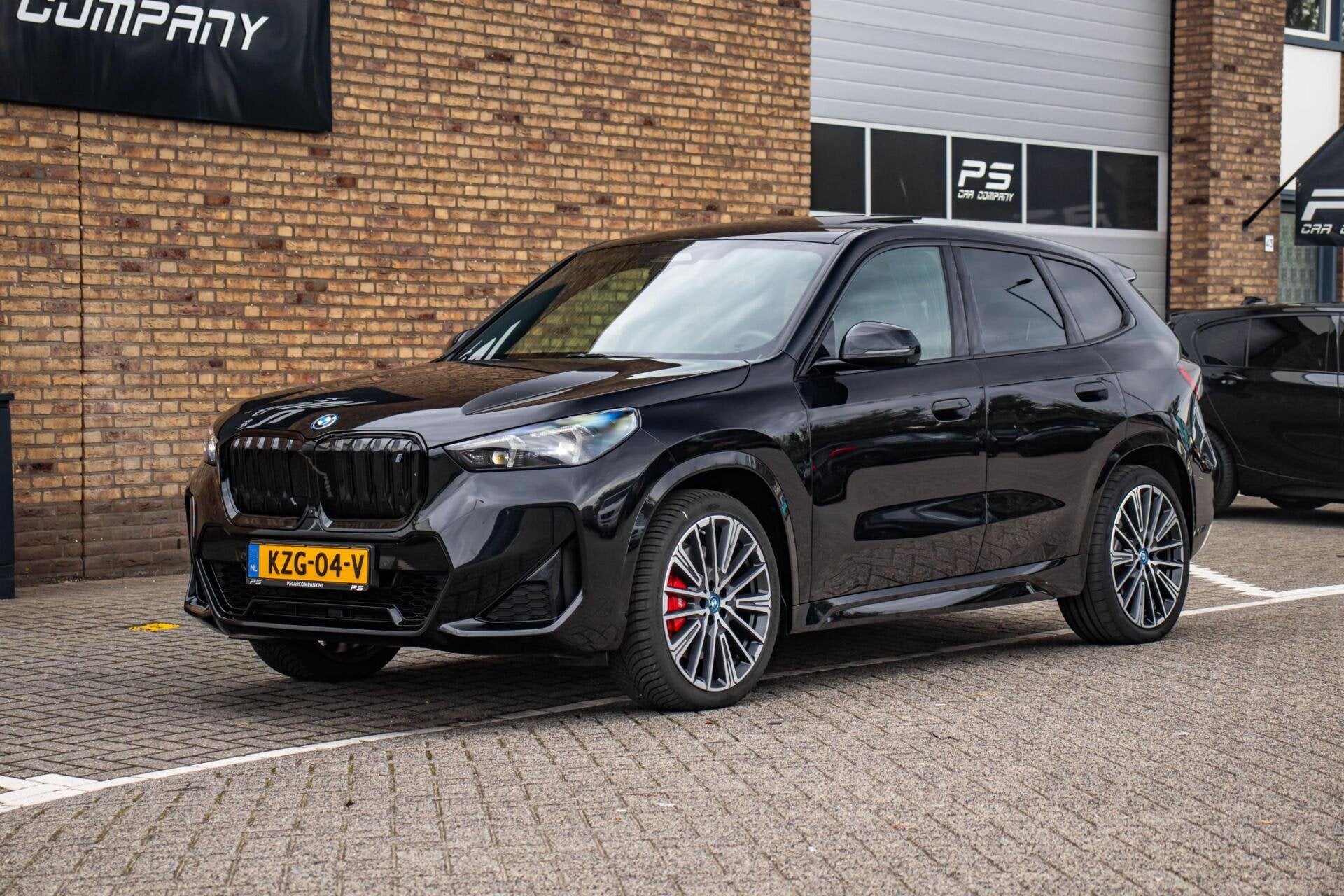 BMW iX1 xDrive30 67 kWh M-Sport Pro, BTW, SOH 96%, Pano, Automaat, Dealer onderhouden, Zwart, Met garantie (alle)