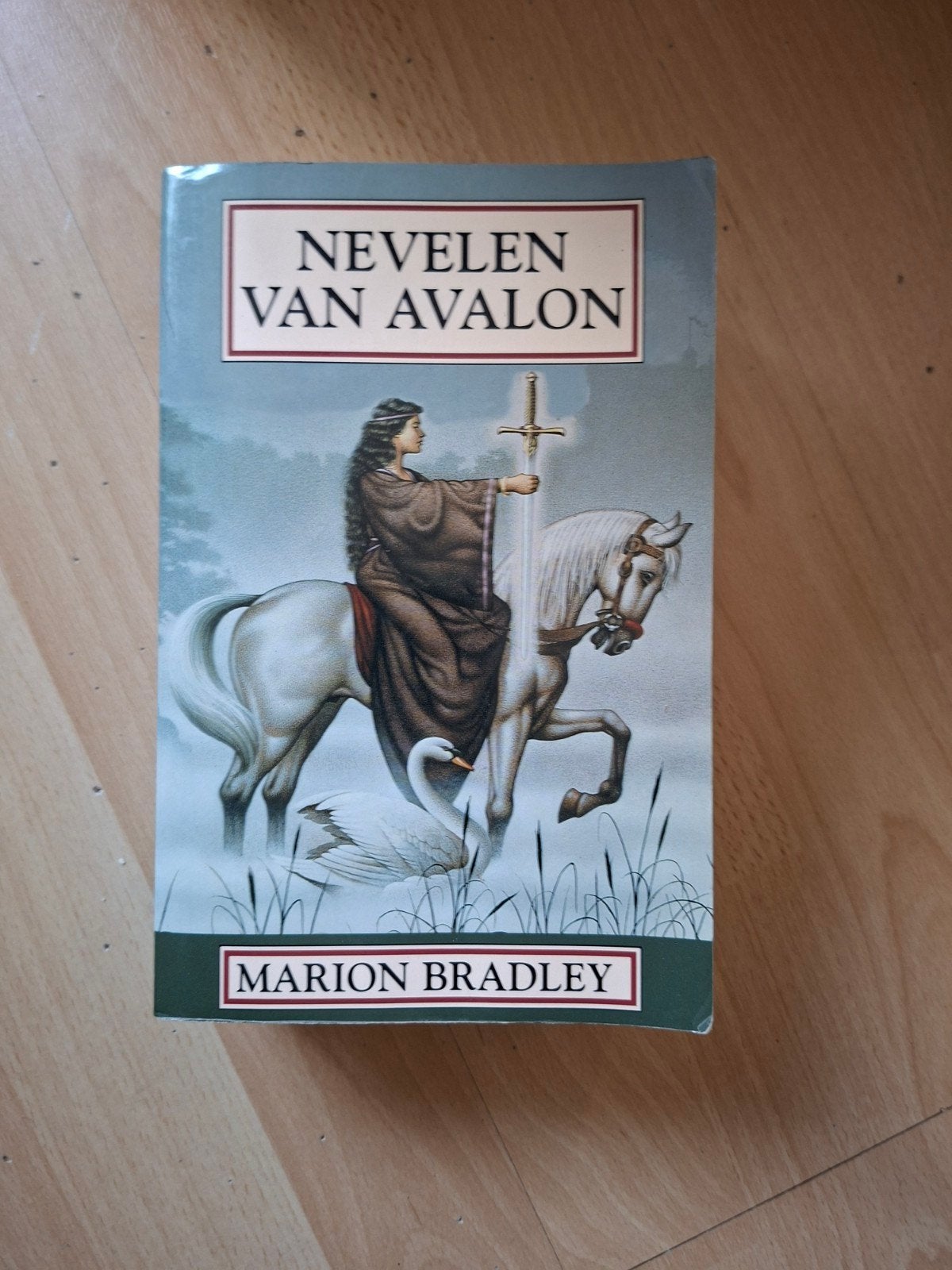 Nevelen van Avalon - Marion Bradley, Ophalen of Verzenden, Gelezen, Marion Bradley, Nederland