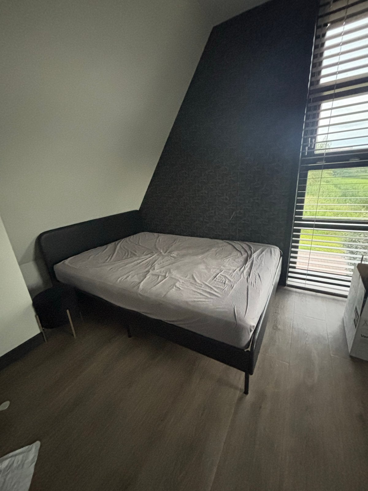 Zwart "sky leer" bed met lattenbodem en matras 140 cm, Huis en Inrichting, Slaapkamer | Bedden, Ophalen, Overige materialen, Gebruikt