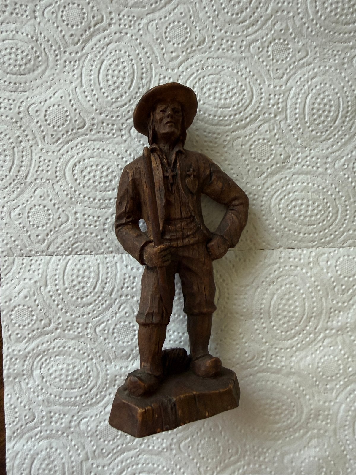 Houten beeldje van boer of jager - Maasmechelen, Antiek en Kunst, Ophalen, Handgemaakt, 20 - 50 cm, Beeld