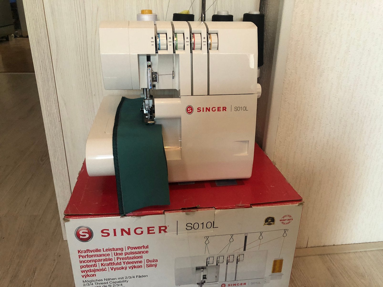 singer s010l  lockmachine, Hobby en Vrije tijd, Ophalen of Verzenden, Zo goed als nieuw, Lockmachine, Singer