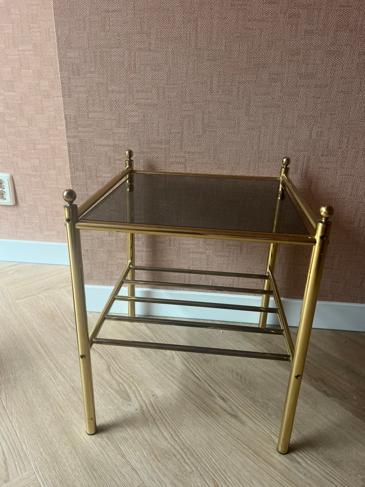 Vintage messing bijzettafel Hollywood Regency, Minder dan 55 cm, Gebruikt, Rond, Glas