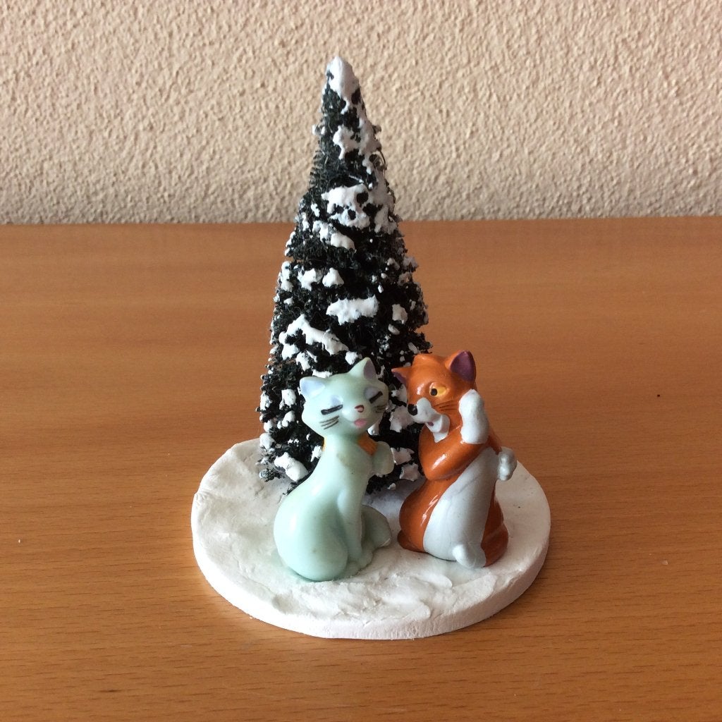 Disney aristocats - beeldje - kerstdorp - nr 2, Verzamelen, Disney, Ophalen of Verzenden, Overige figuren, Zo goed als nieuw, Beeldje of Figuurtje