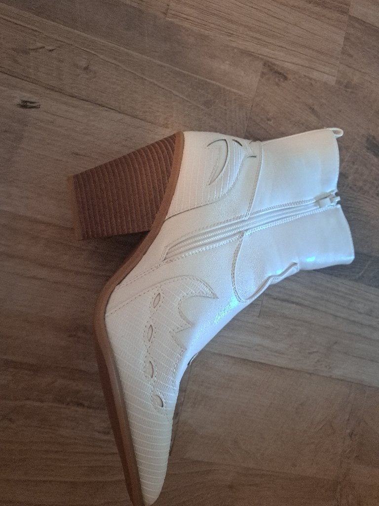 Laarsjes, Ophalen, Wit, Lage of Enkellaarzen, Onbekend