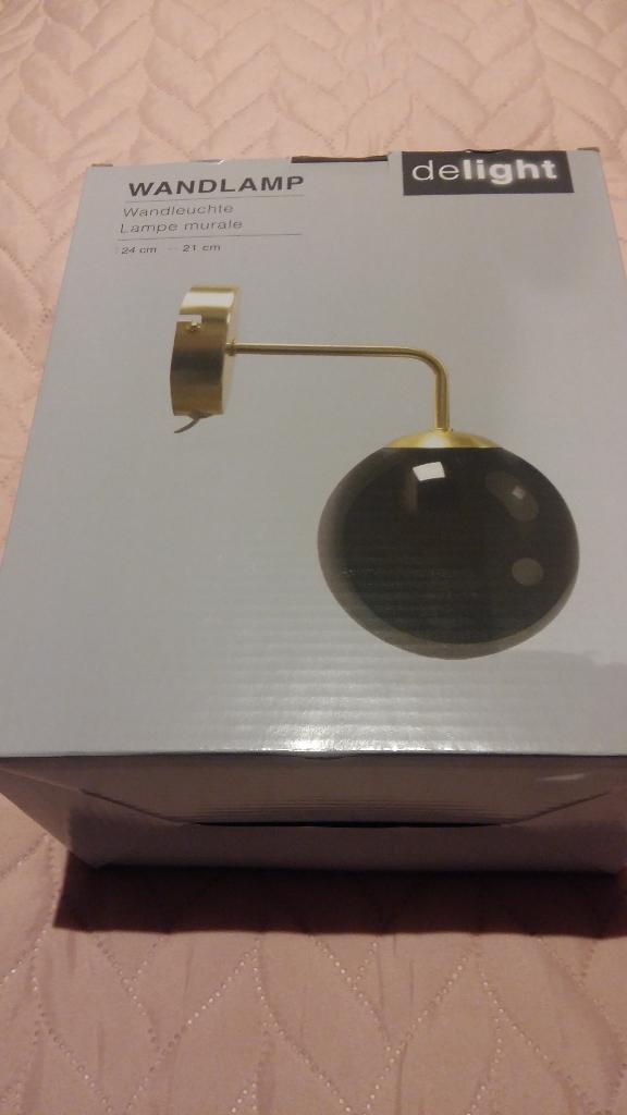 mooie nieuwe wandlamp in de kleur goud met bol, Huis en Inrichting, Lampen | Wandlampen, Ophalen, Nieuw, Glas