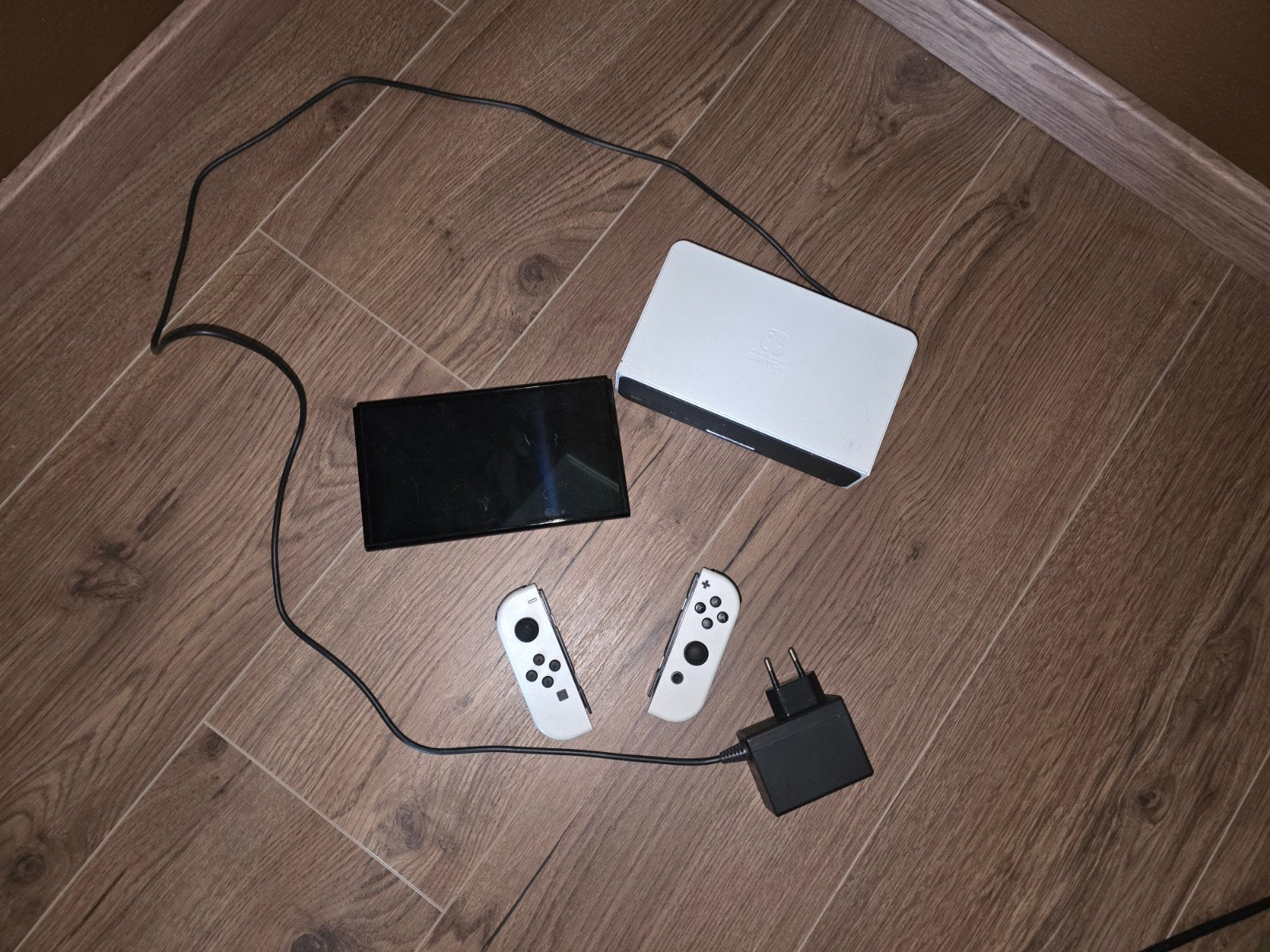 Foto 17 van Nintendo Switch OLED met 2 controllers en dock