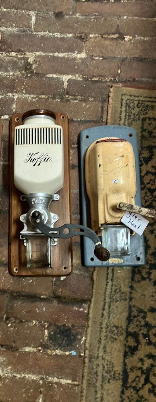 Oude wandkoffiemolen met glazen bakje 15,00 per stuk, Antiek en Kunst, Antiek | Keukenbenodigdheden, Ophalen of Verzenden