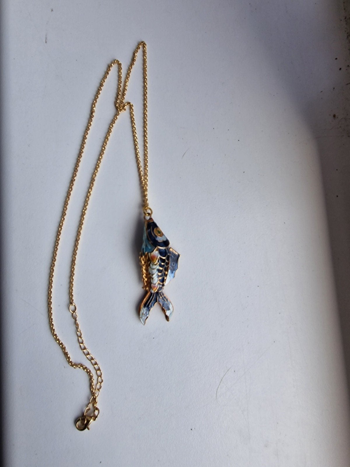 Ketting met prachtige cloisonné vis hanger, Gebruikt, Blauw, Ophalen of Verzenden, Overige materialen