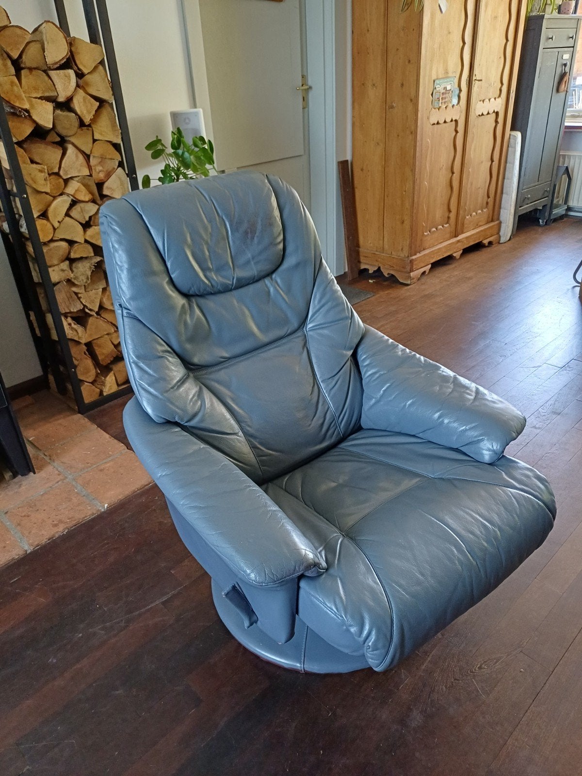 Comfortabele grijze leren relaxfauteuil, Ophalen, Gebruikt, Modern comfort, 75 tot 100 cm
