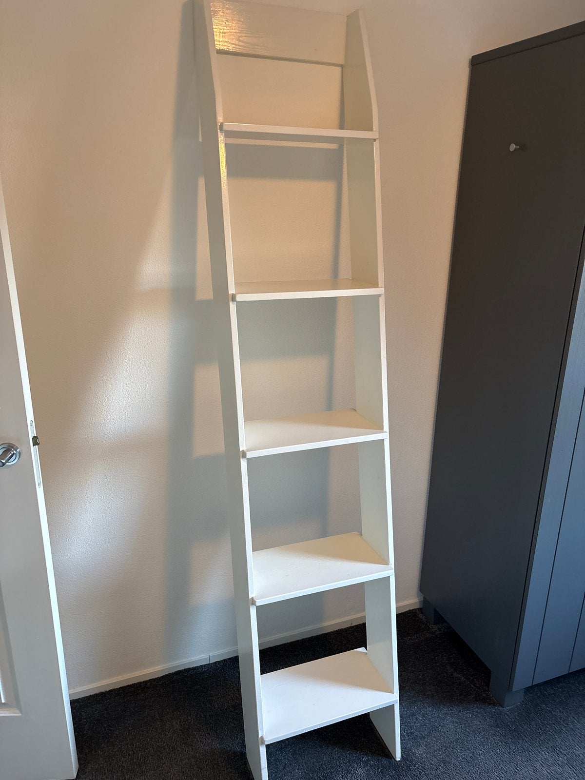 Smalle witte trapkast / boekenkast - 44x210 cm, Ophalen, Met plank(en), Minder dan 50 cm, Gebruikt