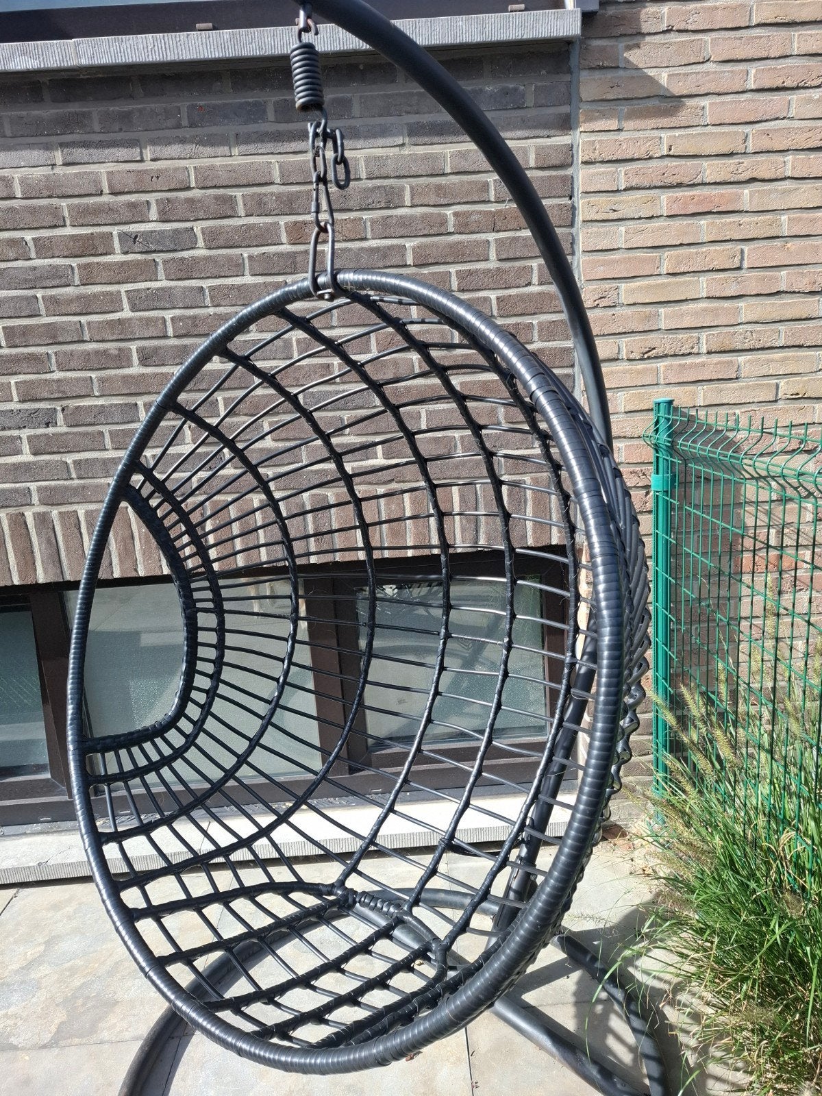 Comfortabele zwarte hangstoel voor binnen en buiten, Ophalen, Zo goed als nieuw, Wicker
