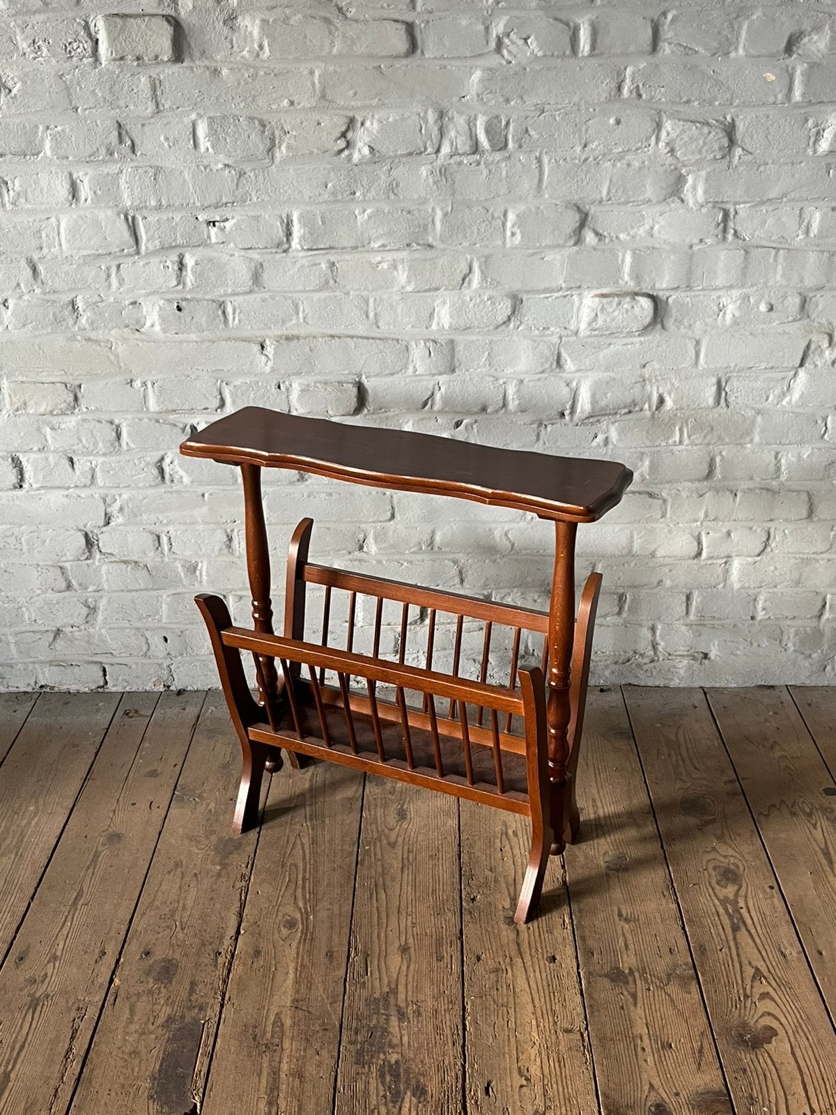 Vintage houten lectuurbak / krantenbak met bijzettafel, Huis en Inrichting, Woonaccessoires | Krantenbakken en Lectuurbakken, Ophalen
