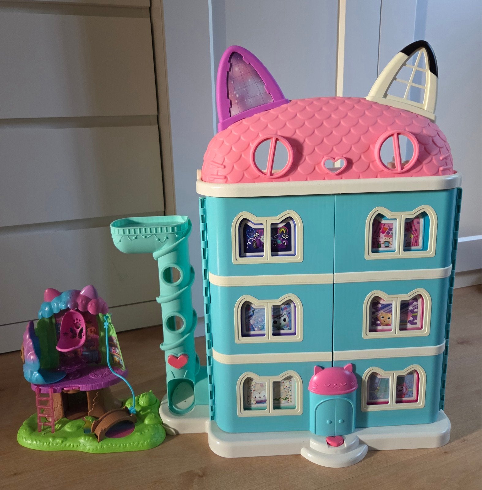 Gabby's Poppenhuis met figuren, accessoires & tuin, Ophalen, Zo goed als nieuw, Poppenhuis