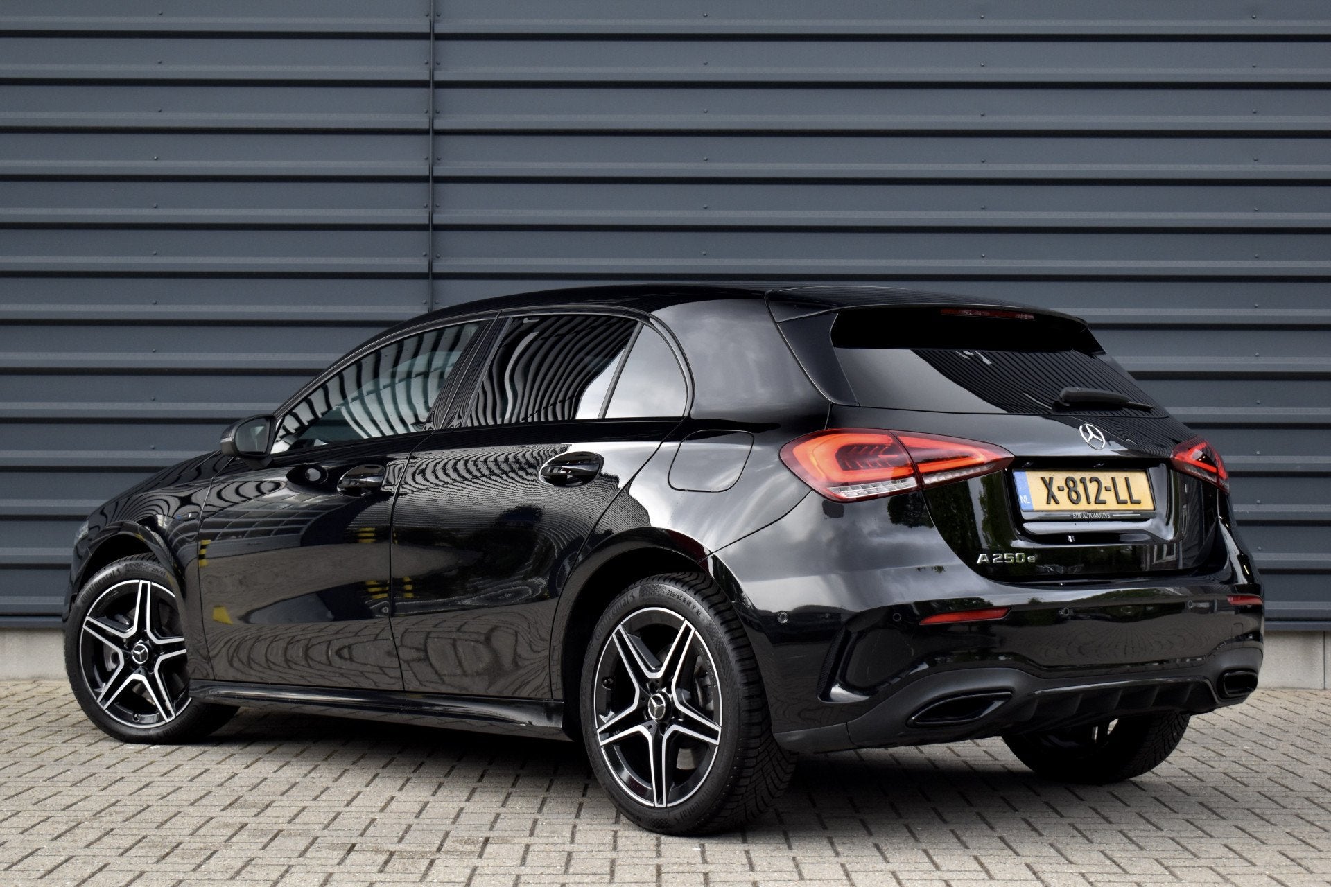 Mercedes-Benz A-Klasse 250 e AMG Line | Sfeerverlichting | S, Gebruikt, 4 cilinders, 15 kWh, Zwart