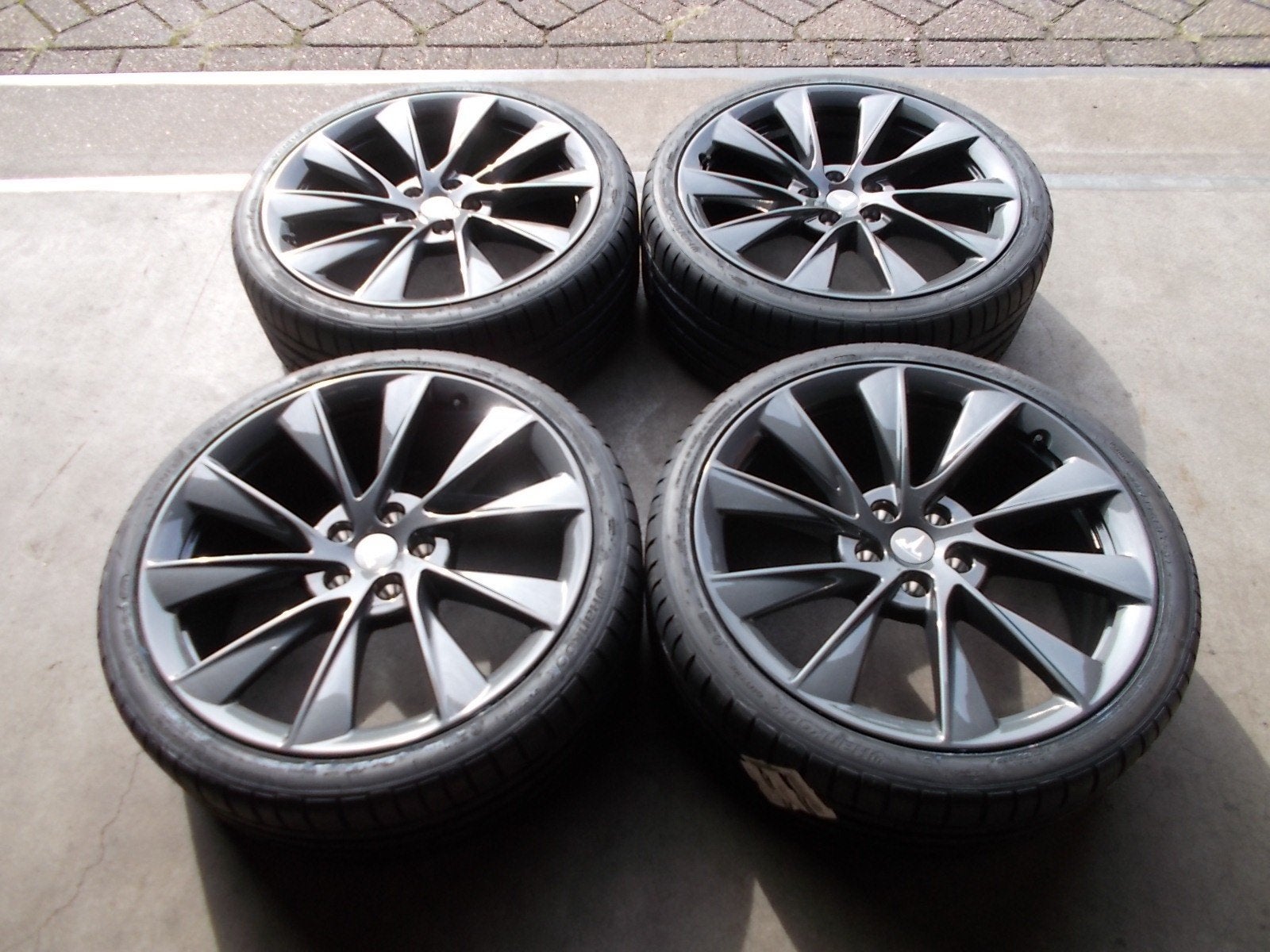 gezocht: Banden 245/35 R21 & 265/35 R21 Tesla Twin turbine, Ophalen