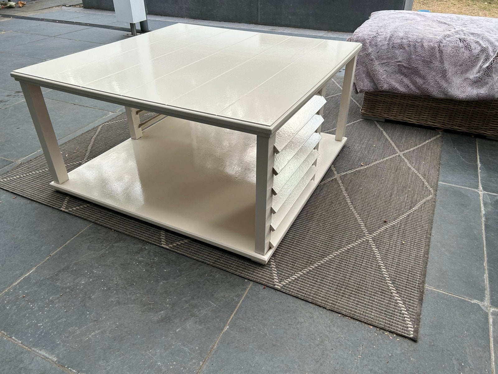 Salontafel 90x90 cm - Crème/Wit met jaloezie details, Ophalen, Gebruikt, Vierkant, 50 tot 100 cm