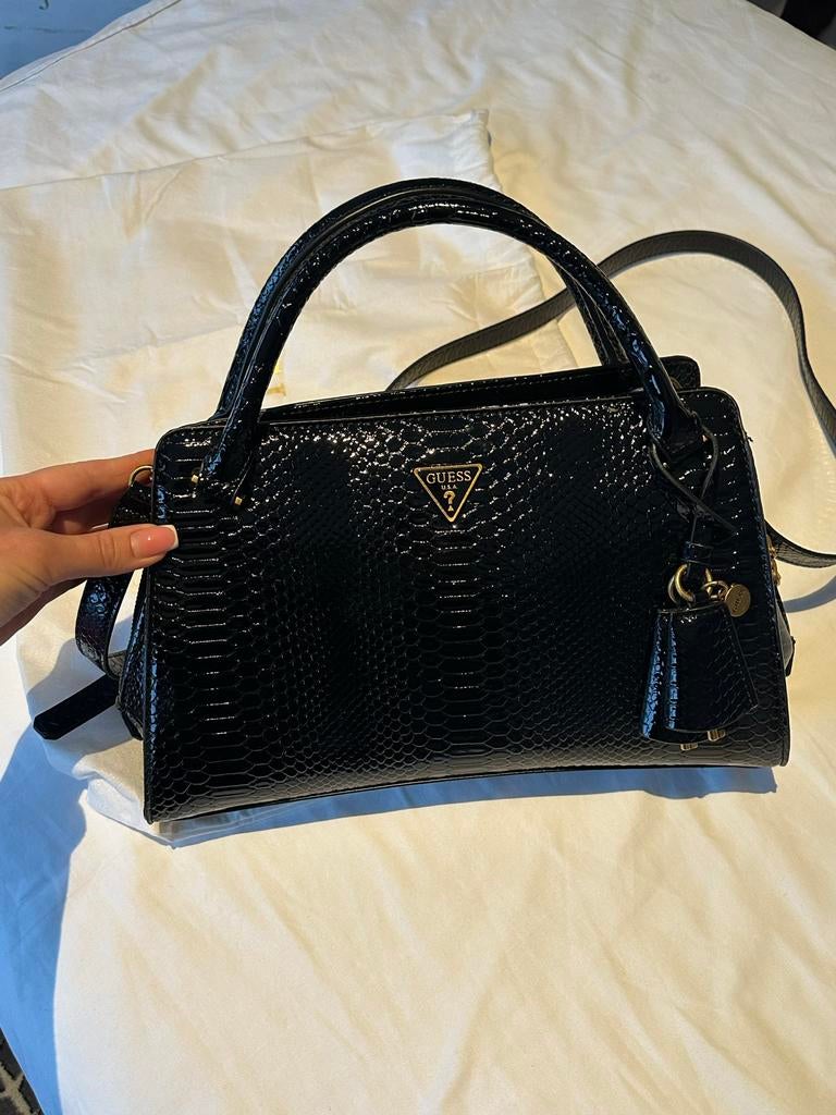 Nieuwe Guess Zwarte Handtas met Slangenprint, Ophalen of Verzenden, Nieuw, Zwart, Handtas