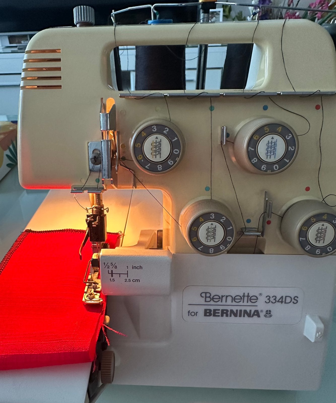 Lockmachine Bernette 334DS (Bernina), Hobby en Vrije tijd, Naaimachines en Toebehoren, Ophalen, Zo goed als nieuw, Lockmachine