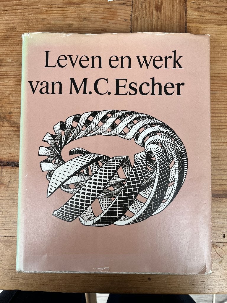 Boek leven en werk van M.C. Escher, Ophalen of Verzenden, Zo goed als nieuw