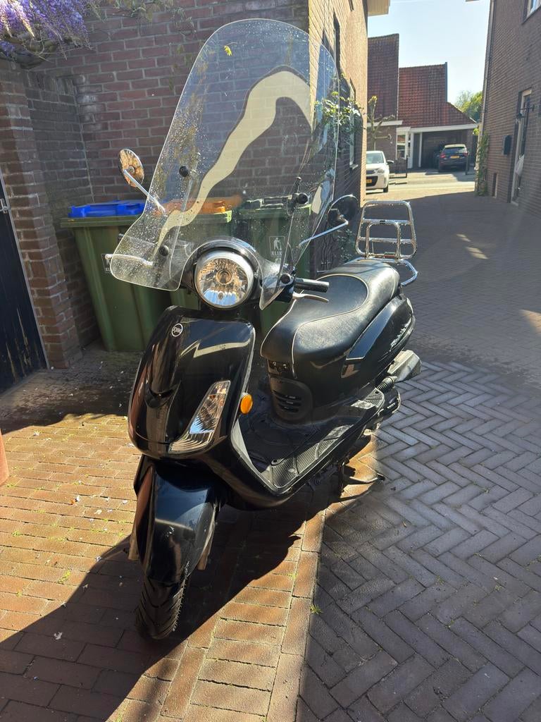 Scooter Sym fiddle 2 50S - zwart - 2017 - kettingslot + helm, Fietsen en Brommers, Scooters | SYM, Ophalen, Gebruikt, Maximaal 45 km/u