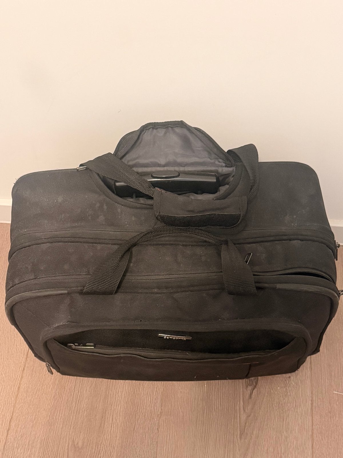 Zwarte reistas met wieltjes en uitschuifbare handgreep, Ophalen, Gebruikt, 20 tot 30 cm, Zwart
