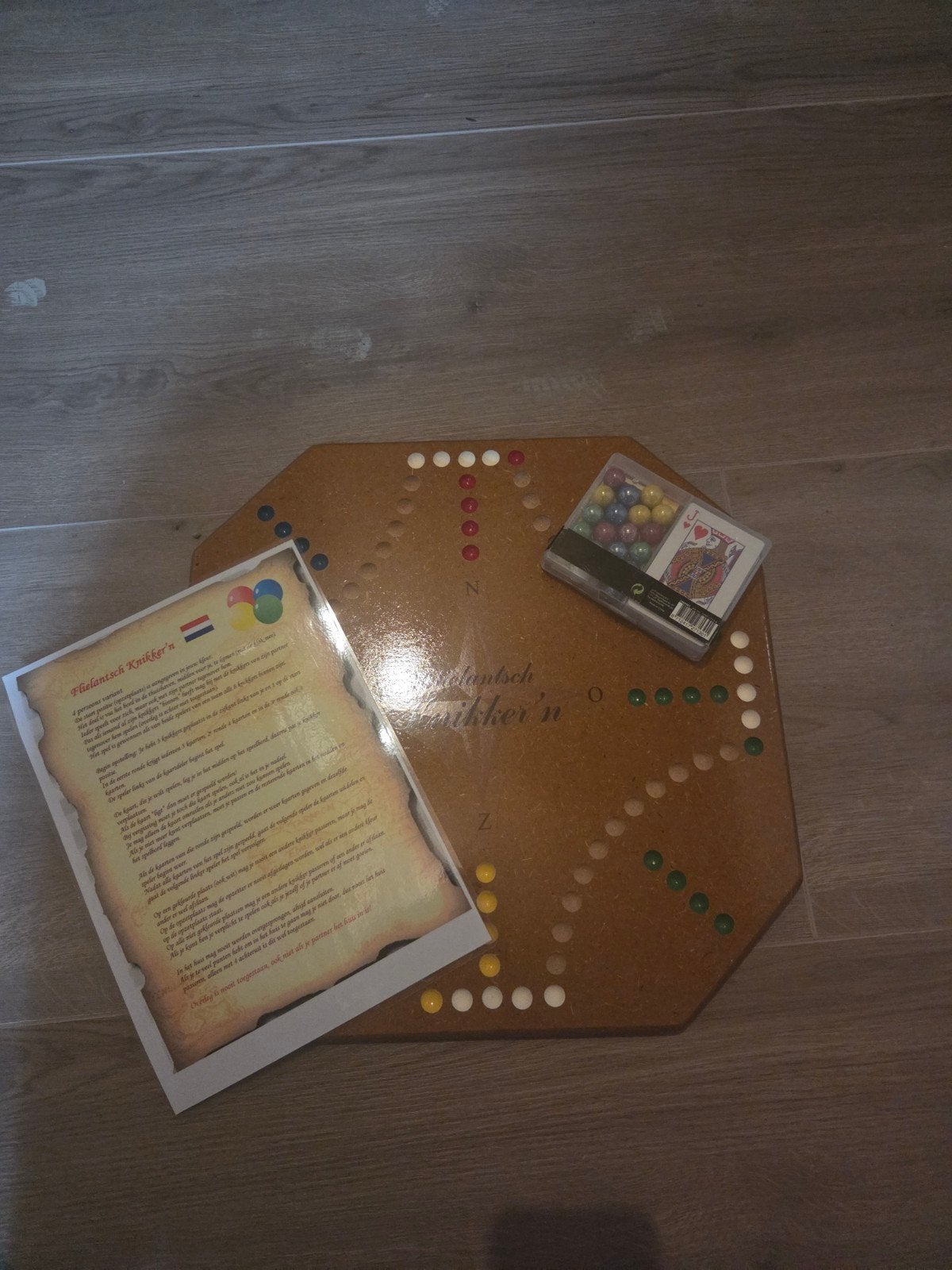 Knicker'n bordspel met knikkers en kaarten, Hobby en Vrije tijd, Gezelschapsspellen | Bordspellen, Vijf spelers of meer, Ophalen of Verzenden