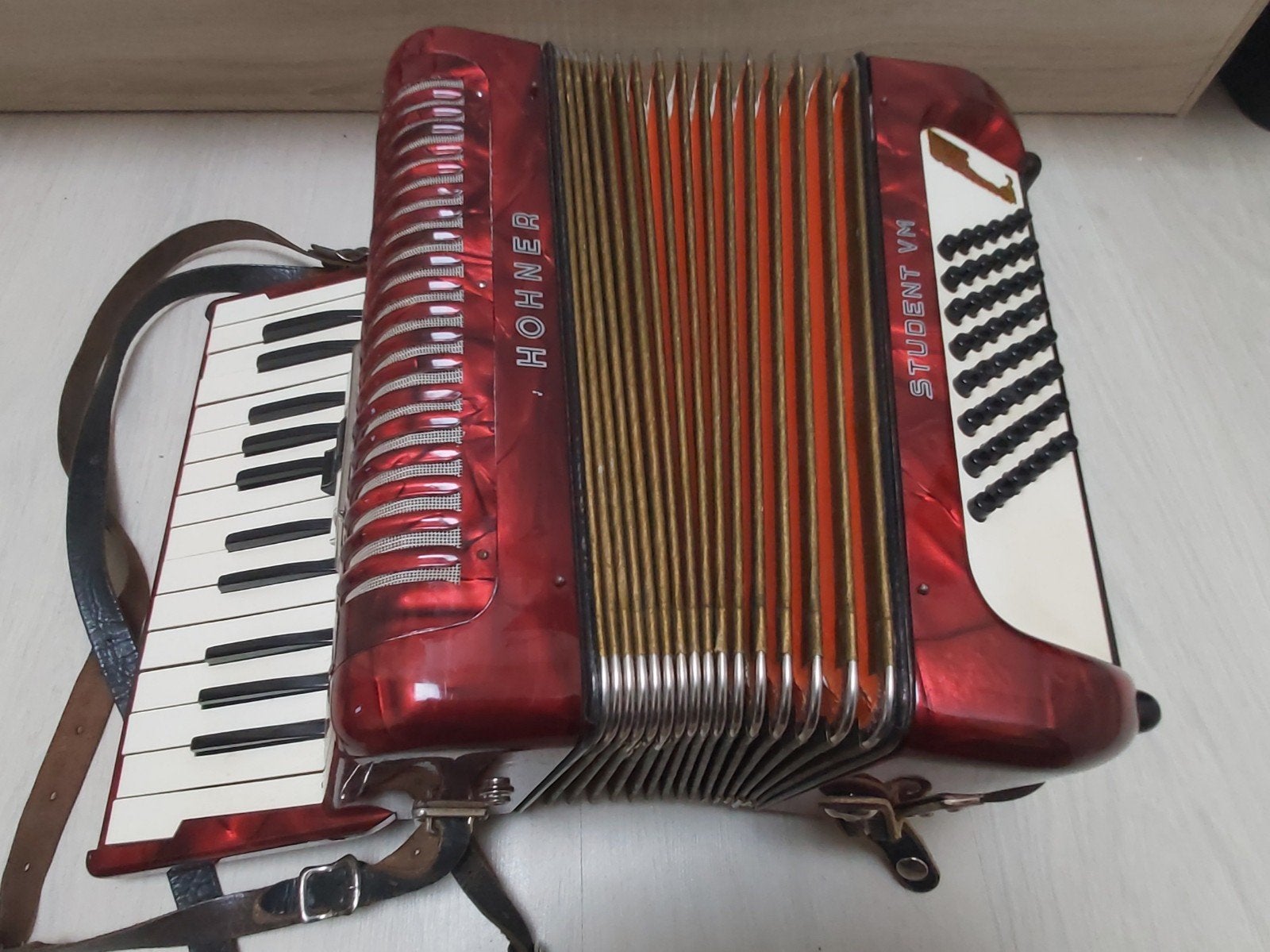Hohner Student VM rood inclusief accordeon koffer, Muziek en Instrumenten, Accordeons, Ophalen, Met koffer, Toetsaccordeon, Hohner
