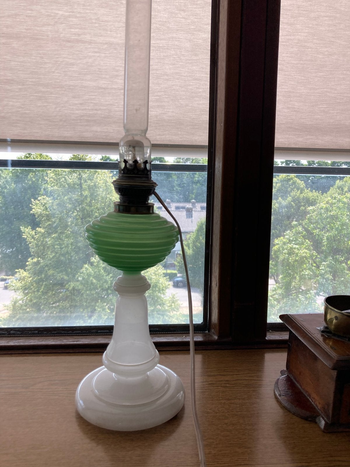 Antieke olielamp met groene glazen reservoir, Ophalen