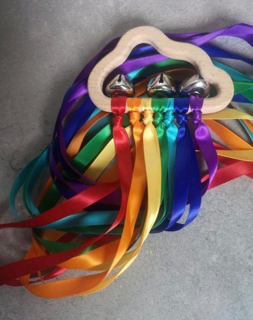 Houten wolk met belletjes & regenboog linten - nieuw, Kinderen en Baby's, Speelgoed | Houten speelgoed, Ophalen of Verzenden, Nieuw
