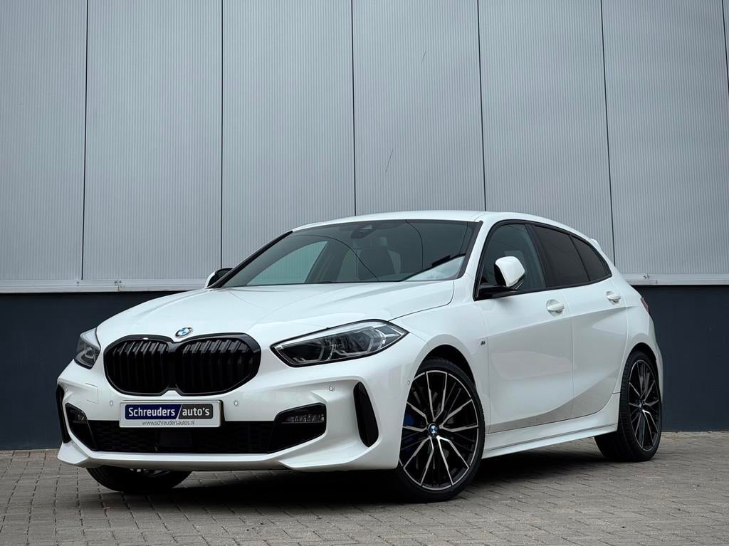 BMW 1-serie 118i M-SPORT. CarPlay Sfeer 19” Camera Leder, Auto's, BMW, Gebruikt, Leder en Stof, Wit, Origineel Nederlands