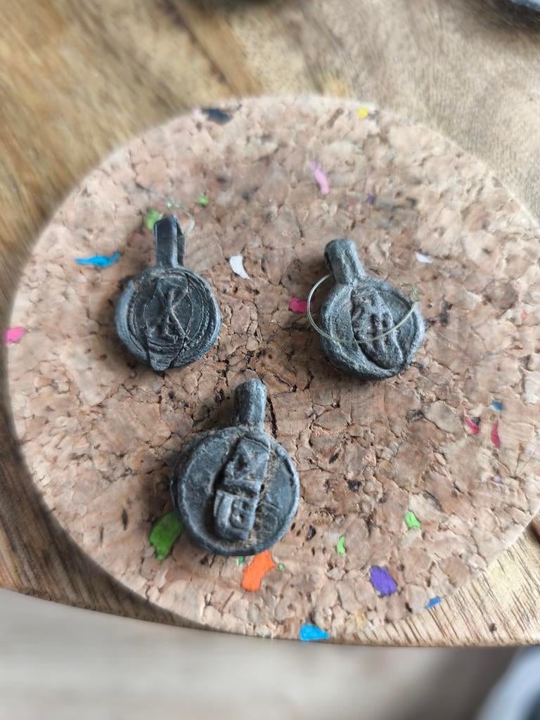 3 antieke lakenloodjes zegellood - bodemvondsten, Antiek en Kunst, Ophalen of Verzenden