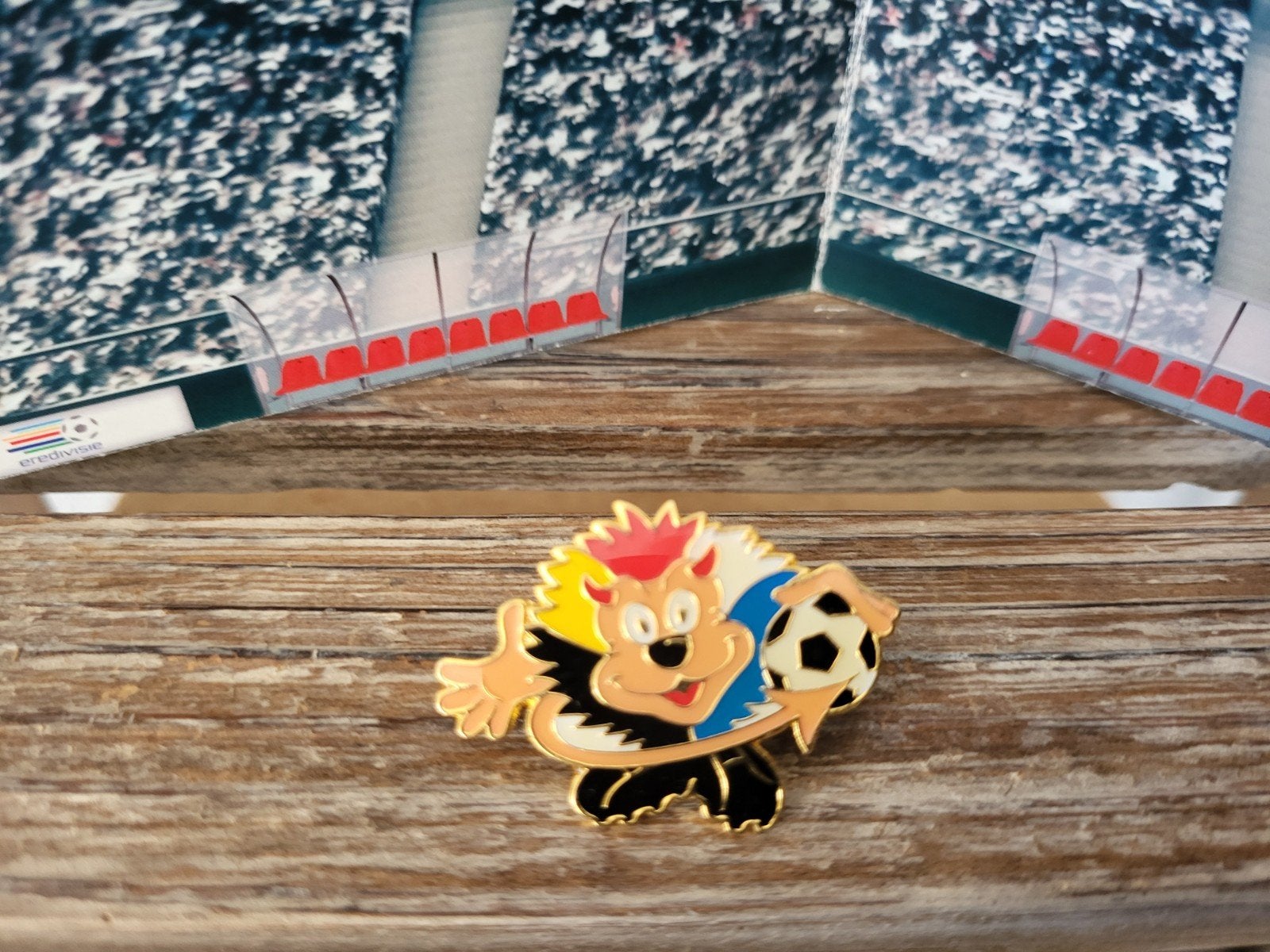 Uefa Euro Ek voetbal 2000 mascotte Benelucky pin, Verzamelen, Ophalen, Zo goed als nieuw, Overige typen