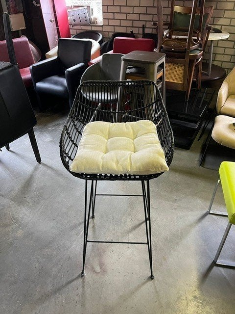 1 leuke Luxe rotan zwarte barkruk met kussen, Ophalen, Metaal, Met voetsteun, 60 tot 90 cm