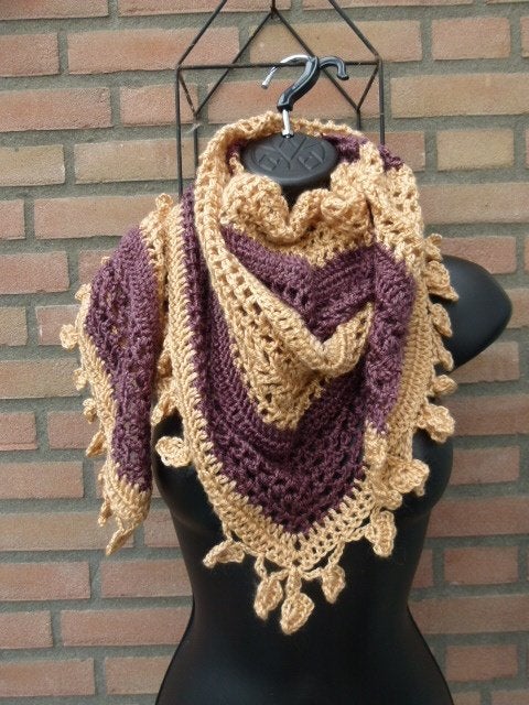 DRIEHOEKSJAAL NIEUW GEHAAKT 150X73 MET SIERSPELD, Ophalen of Verzenden, Nieuw, Sjaal