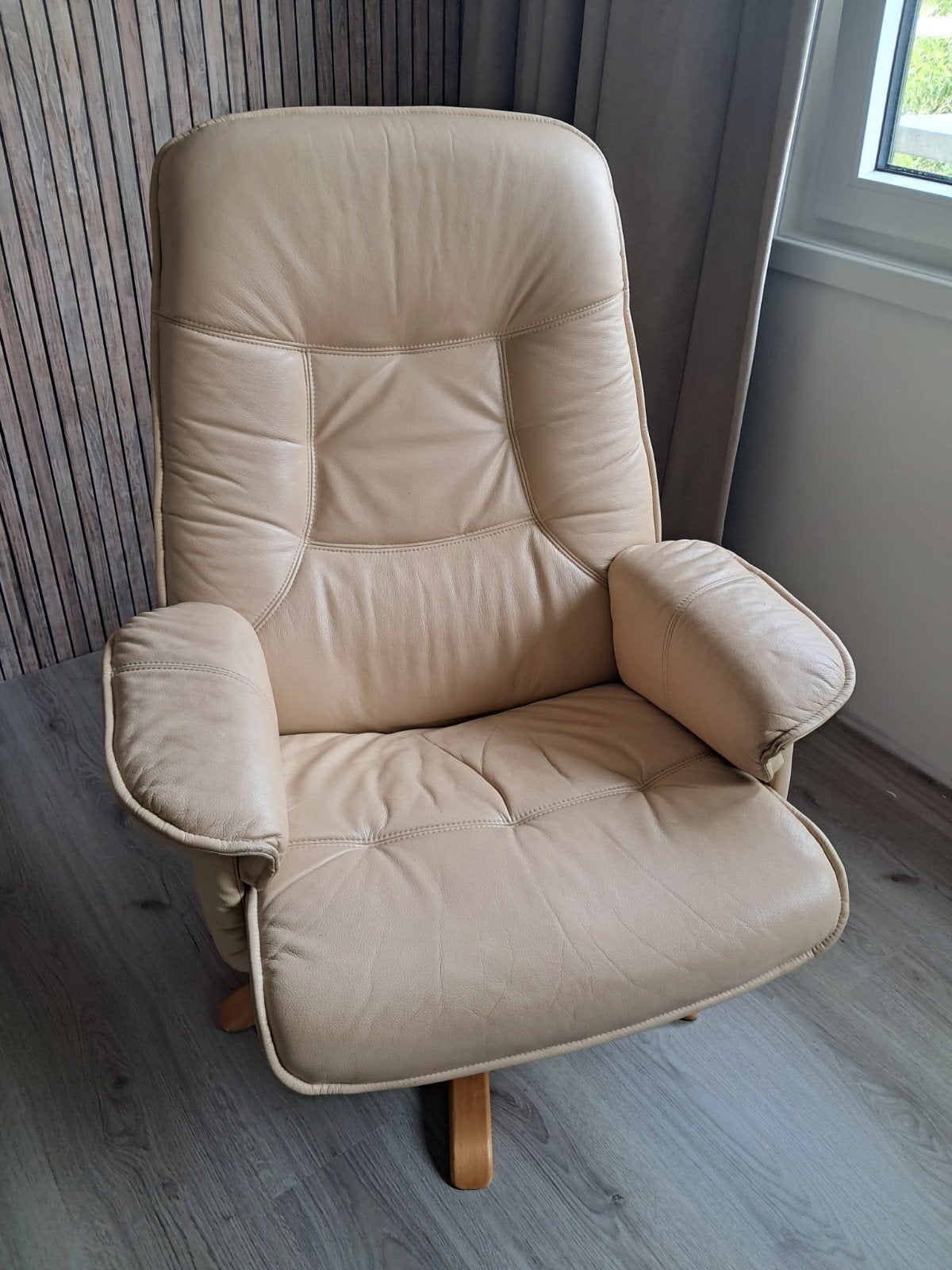 Comfortabele beige leren relaxfauteuil met draaivoet, Ophalen, Gebruikt, Klassiek, Comfort, 75 tot 100 cm