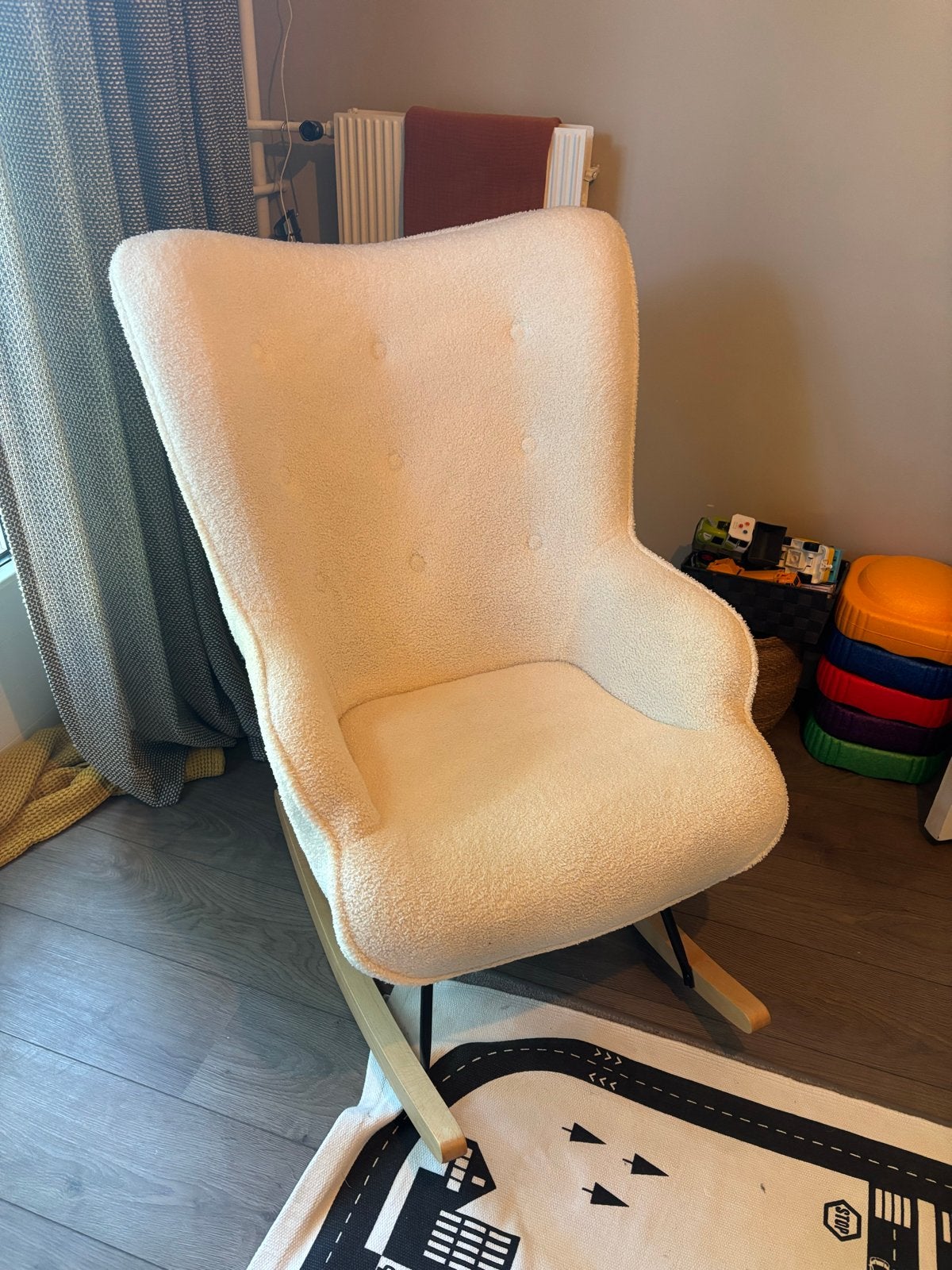 Aemely schommelstoel in teddy stof, Huis en Inrichting, Stoelen, Ophalen, Wit, Zo goed als nieuw, Eén