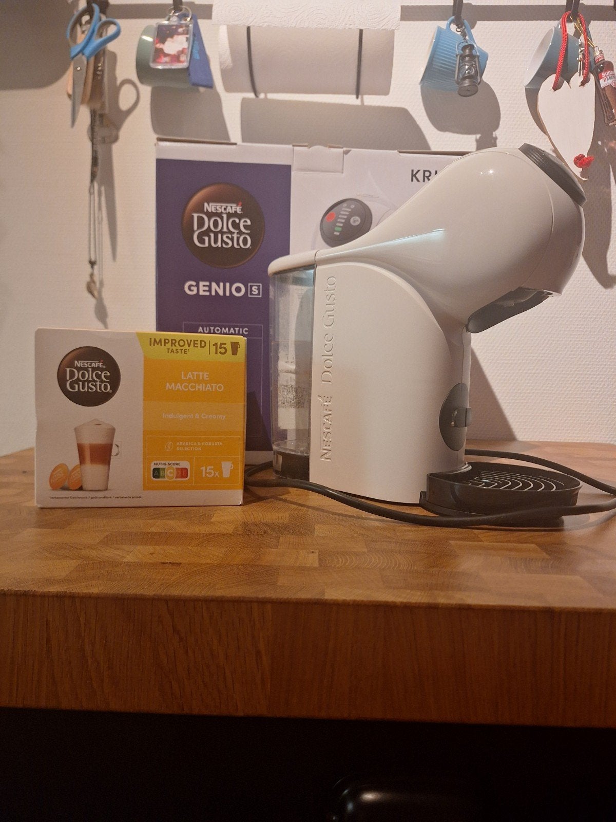 Dolce Gusto Genio S  alleen gebruikt  op verjaardag, Ophalen of Verzenden, Gebruikt, Koffiemachine, Koffiepads en cups