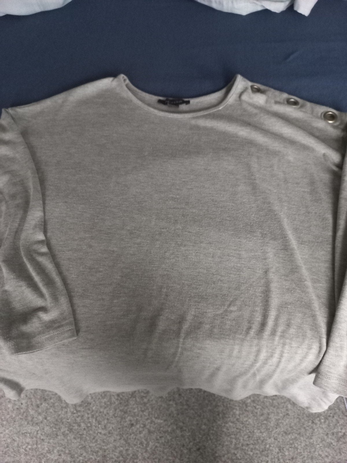 Leuke trui met op 1 schouder open ringen maat 40/42, Primark, Ophalen of Verzenden, Nieuw, Beige