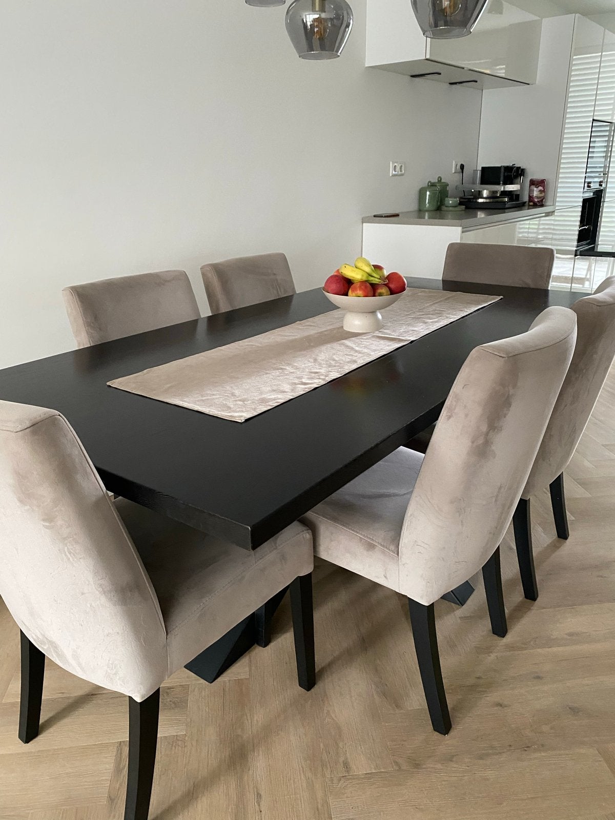 Moderne eettafel met 6 stoelen - Zwart en beige, Huis en Inrichting, Tafels | Eettafels, Ophalen, 50 tot 100 cm, Zo goed als nieuw