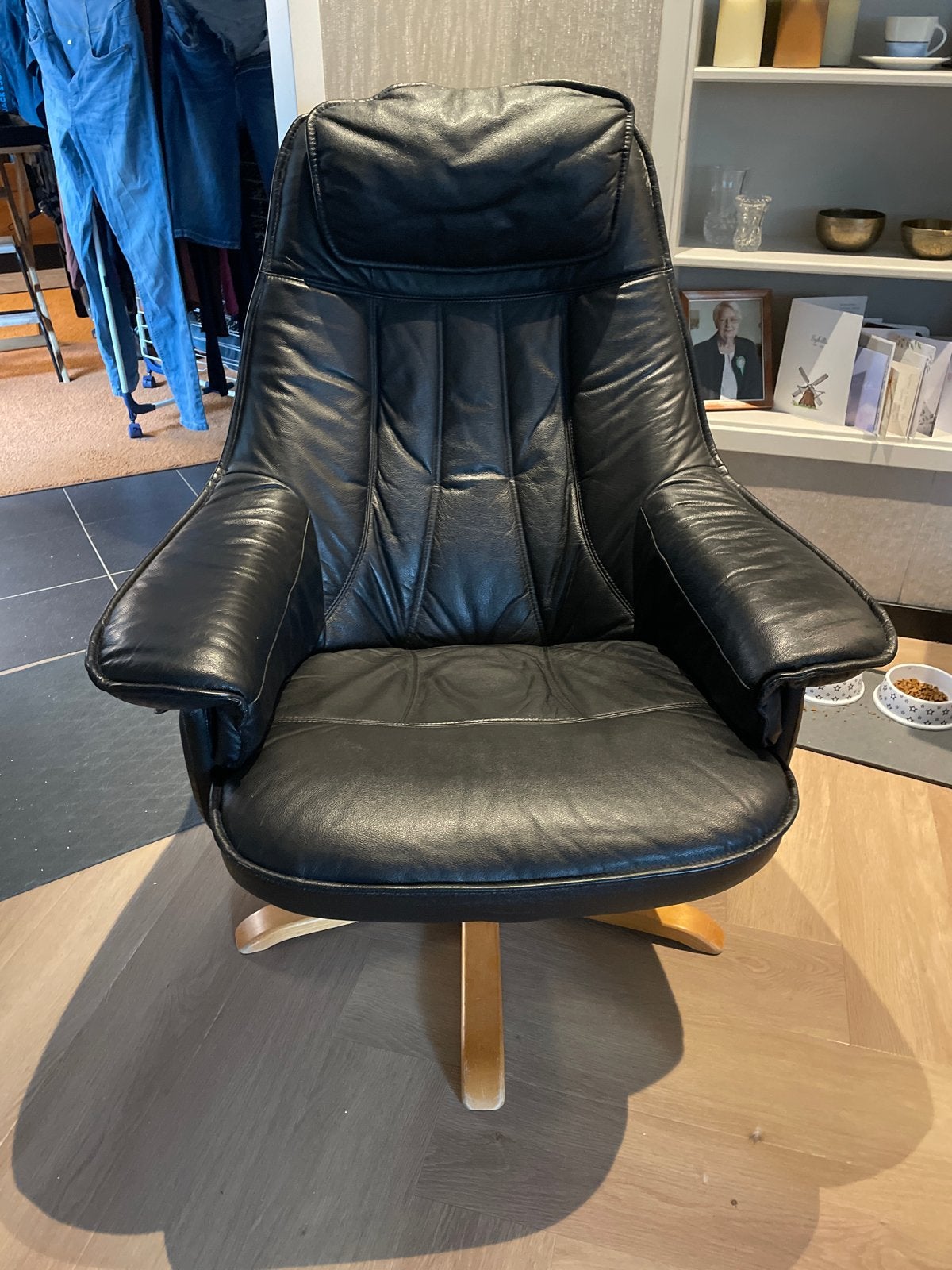 IKEA Poäng fauteuil zwart leer met houten onderstel, Huis en Inrichting, Ophalen, Gebruikt, Zwart, Leer