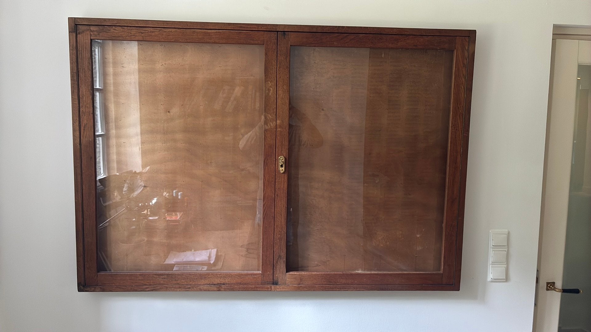 Antieke medelingen vitrine, Ophalen
