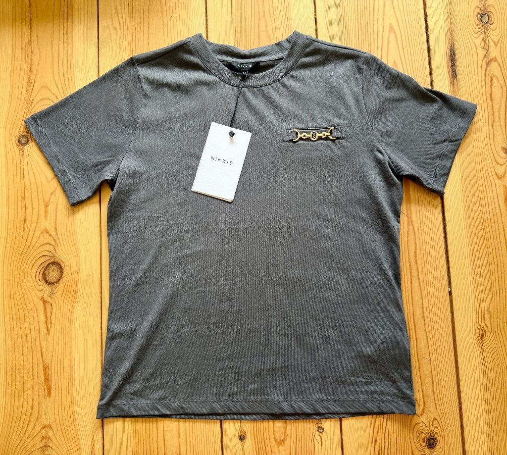 Nikkie Shirt - Chain - Grijs / Antraciet - Maat 34 / Small, Kleding | Dames, T-shirts, Nieuw, Ophalen of Verzenden, Maat 34 (XS) of kleiner