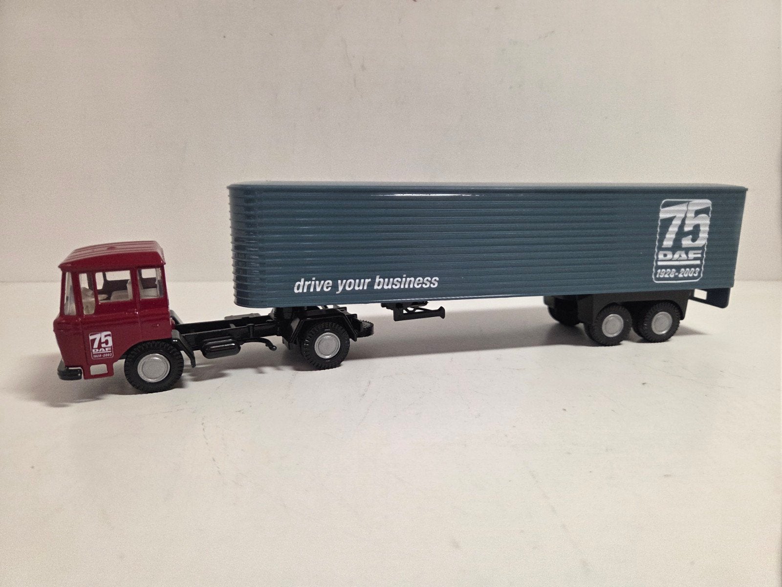 Lion Car DAF 2700 "75 jaar DAF" 1:50, Hobby en Vrije tijd, ., Ophalen of Verzenden, Zo goed als nieuw, .